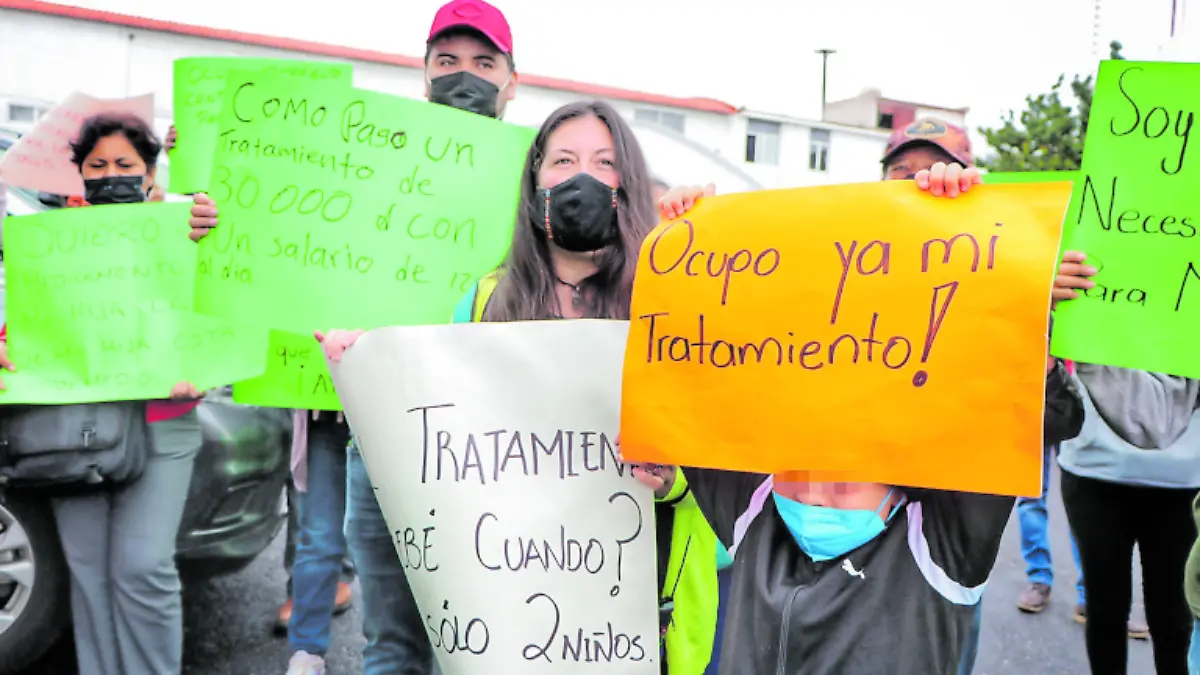 Padres de familia de niños con cáncer manifestándose